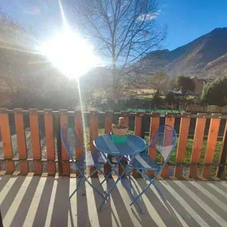 Cozy Mountain View 3-bedroom Pyrenees Appartement