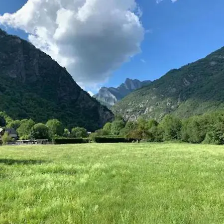 3 Bed - Sleeps 8 - Mountain View - Balcony - Pets Apartament Saint-Béat