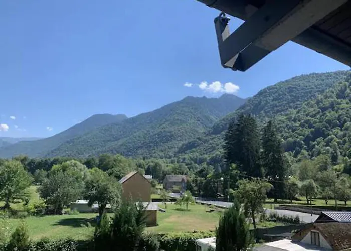 Cozy Mountain View 3-bedroom Pyrenees Apartment *